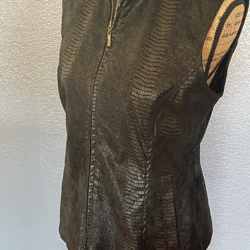 ⭕️Erin London Black Lizard print Vest. size S - Picture 9 of 9